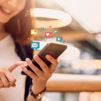 טלפון-סלולרי-עם-רשתות-חברתיות- המדריך לבניית אסטרטגיה לשיווק דיגיטלי של נדל"ן